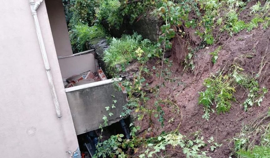 Zonguldak'ta heyelan: Evin bahçesi kaydı, balkon zarar gördü