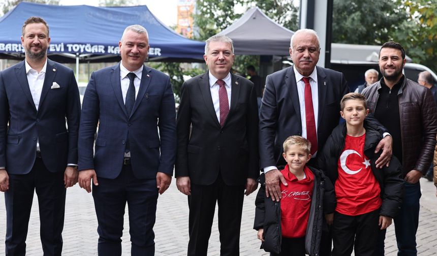 Arabacıalanı Pazar Yeri Al Bayraklarla Donatıldı! Serdivan'da 29 Ekim coşkusu