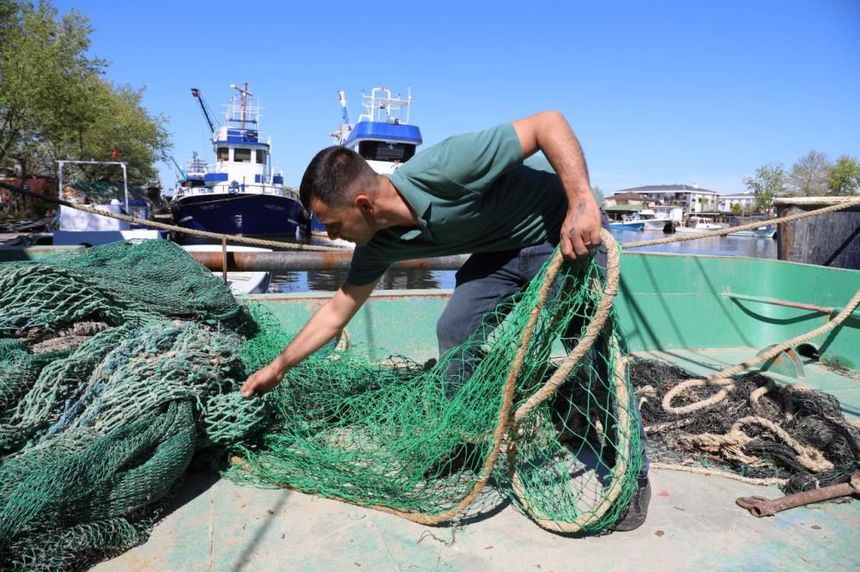 Av yasağıyla birlikte balıkçılar tekne ve ağlarını onarmaya başladı